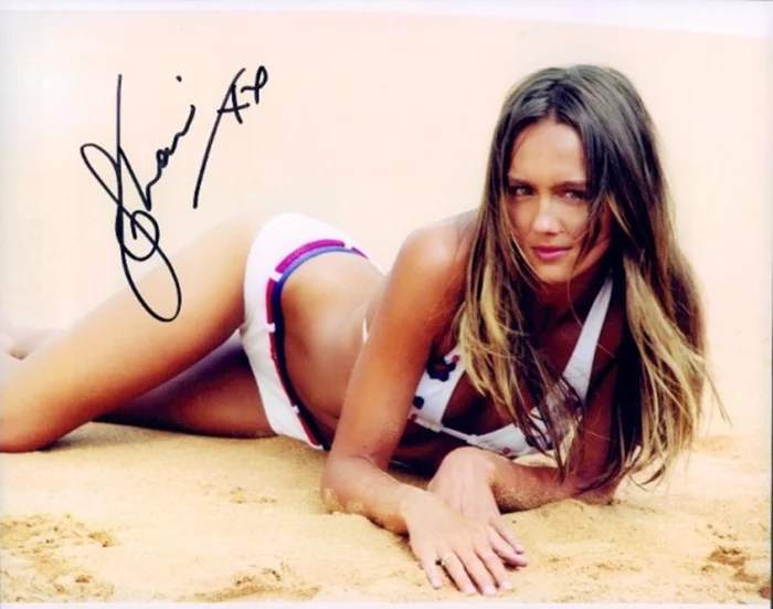Sharni Vinson autograph