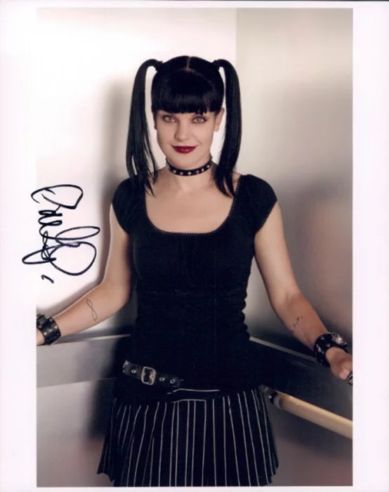 Pauley Perrette autograph
