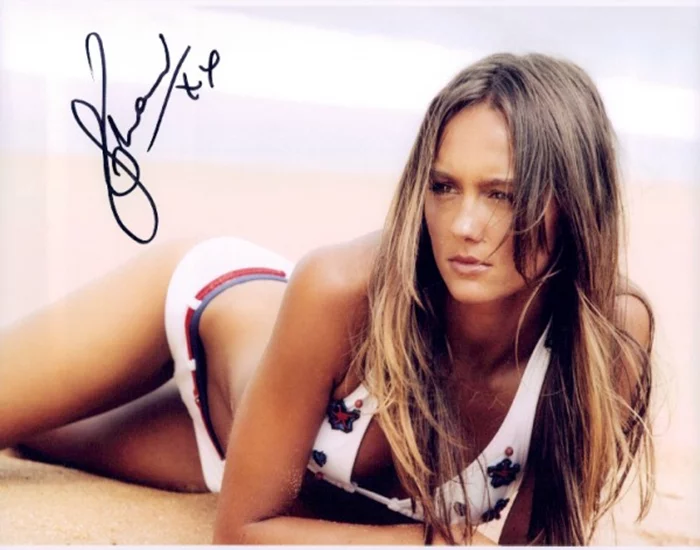 Sharni Vinson autograph