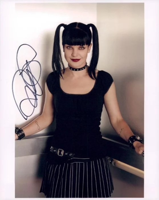 Pauley Perrette autograph