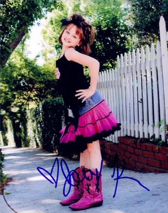 Joey King autograph