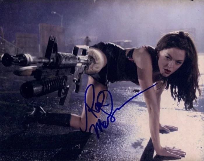 Rose McGowan autograph