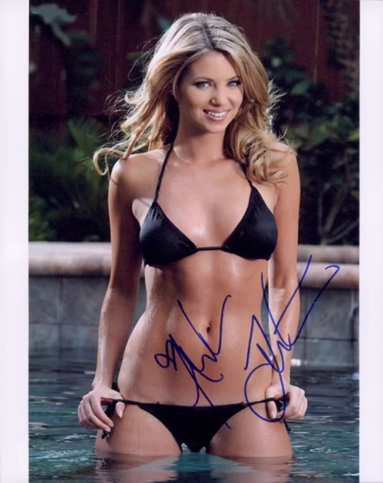 Amber Lancaster autograph