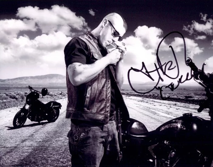 Theo Rossi autograph