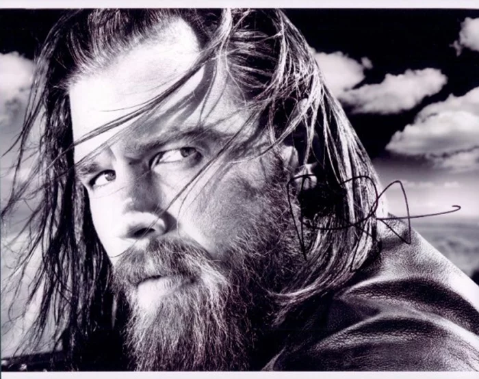 Ryan Hurst autograph