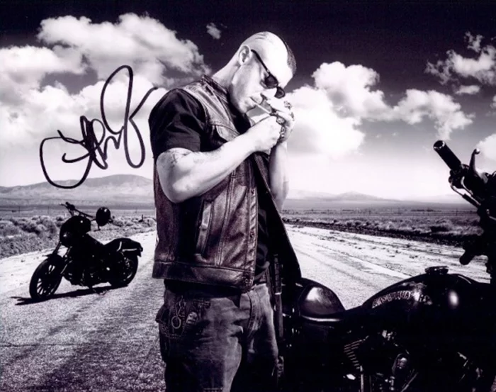 Theo Rossi autograph