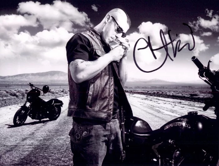 Theo Rossi autograph