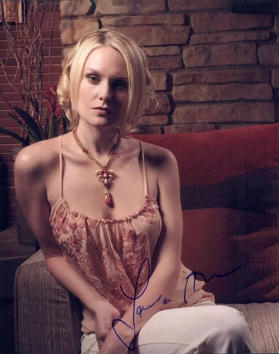 Laura Allen autograph