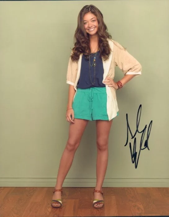 Sarah Hyland autograph