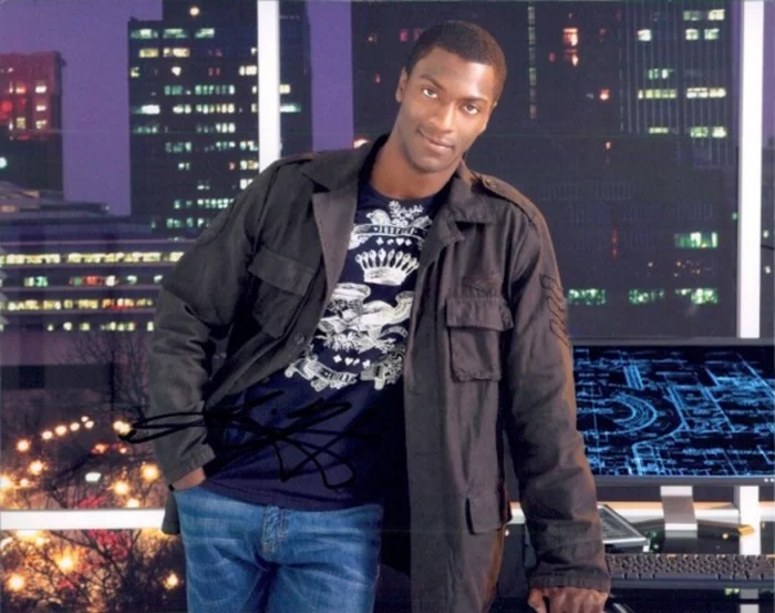 Aldis Hodge autograph