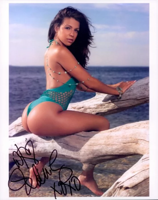 Vida Guerra autograph