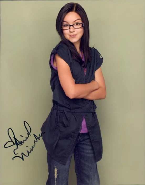 Ariel Winter autograph