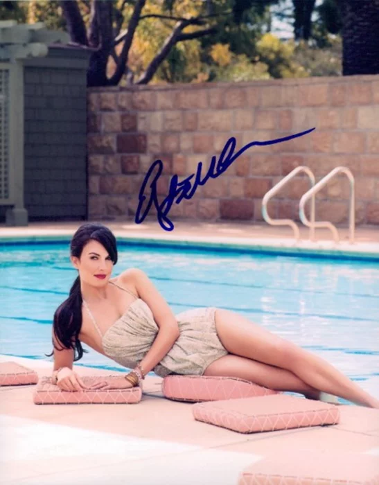 Elizabeth Chambers autograph