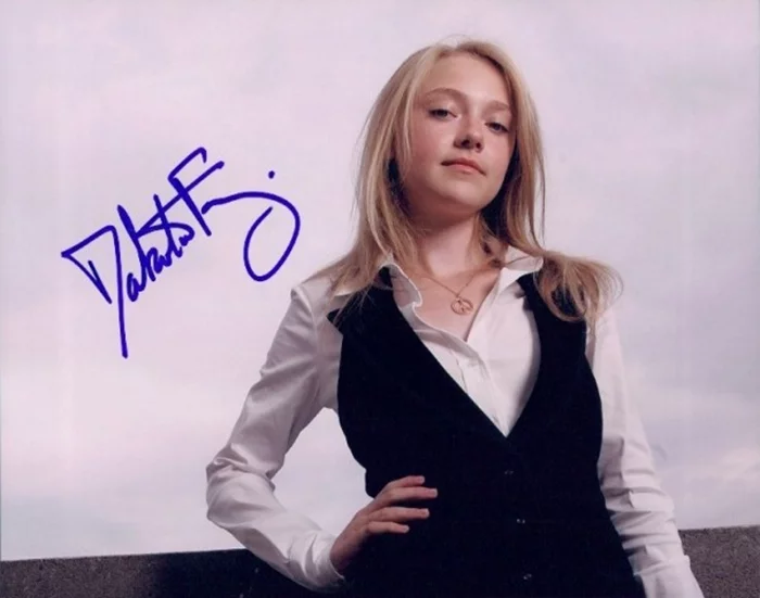 Dakota Fanning autograph
