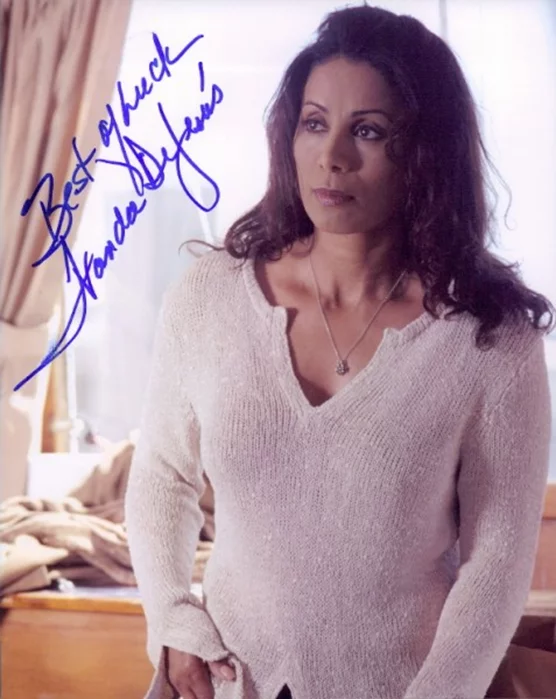 Wanda De Jesus autograph