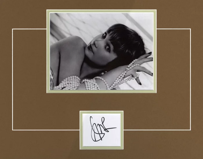 Shirley MacLaine autograph