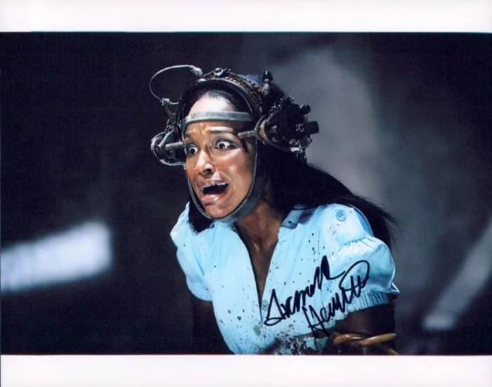 Tanedra Howard autograph