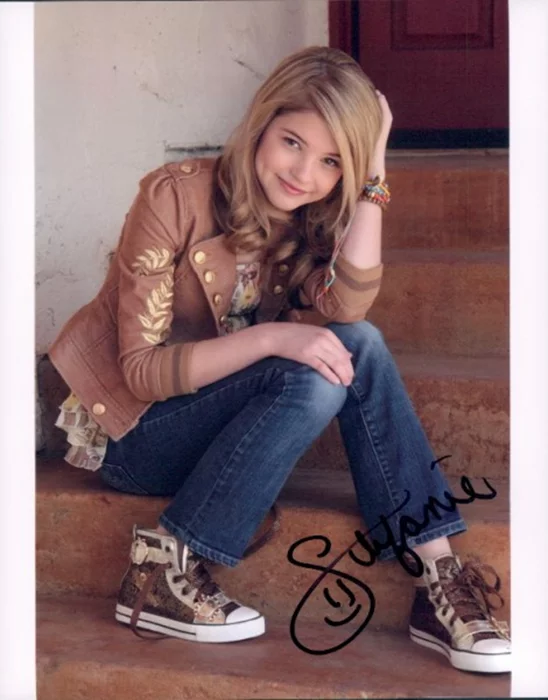 Stefanie Scott autograph