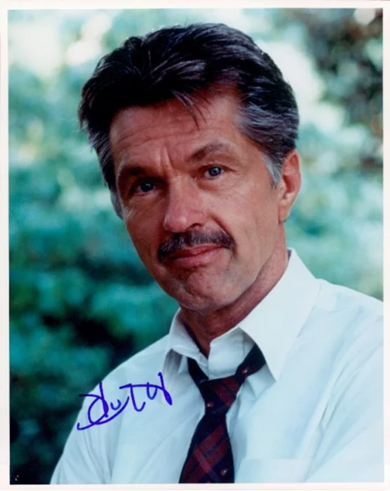Tom Skerritt autograph