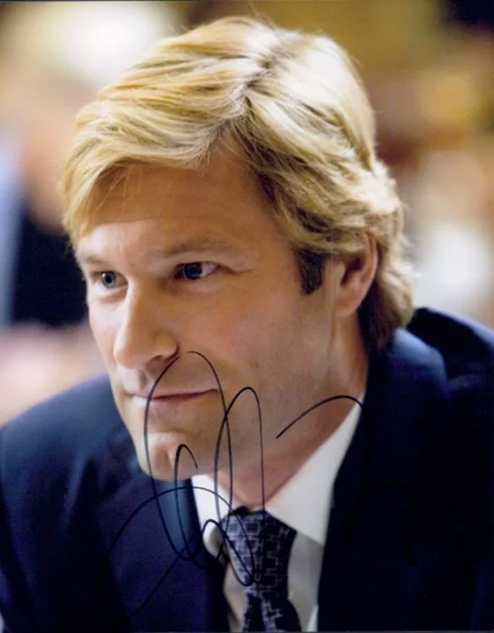 Aaron Eckhart autograph