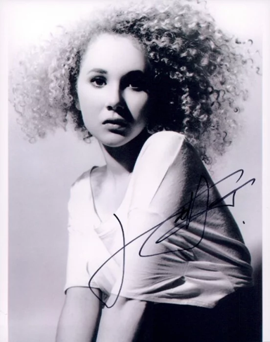 Juno Temple autograph