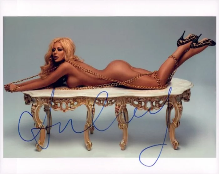 Aubrey O'Day autograph