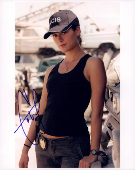 Cote de Pablo autograph
