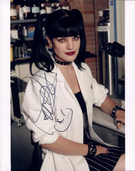Pauley Perrette autograph