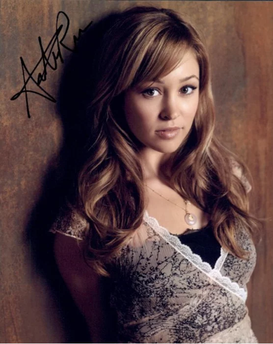 Autumn Reeser autograph