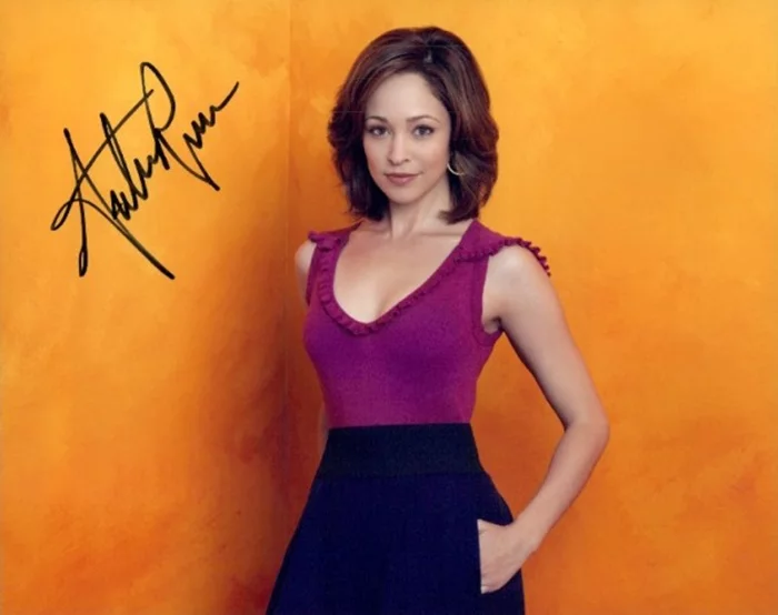 Autumn Reeser autograph