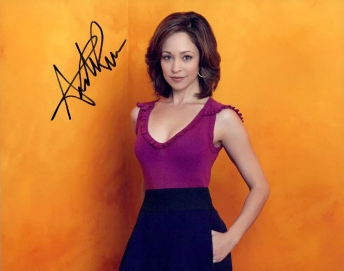 Autumn Reeser autograph