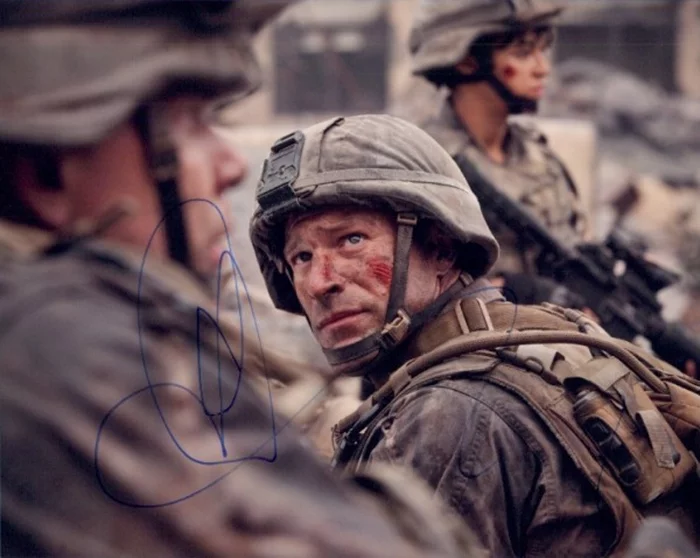 Aaron Eckhart autograph