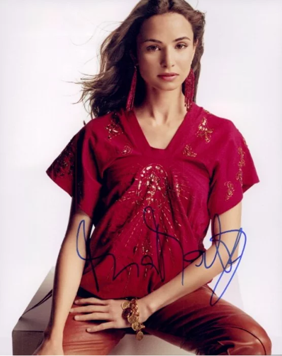 Mia Maestro autograph