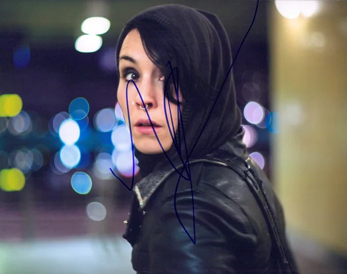 Noomi Rapace autograph