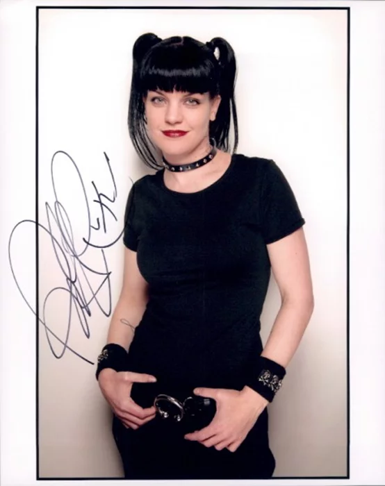 Pauley Perrette autograph