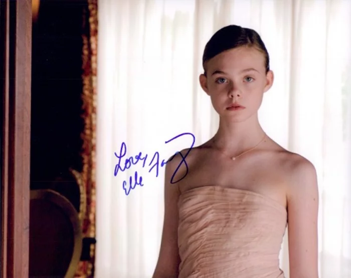 Elle Fanning autograph