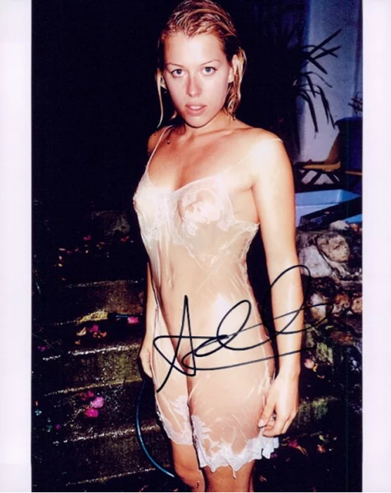 Amanda DeCadenet autograph