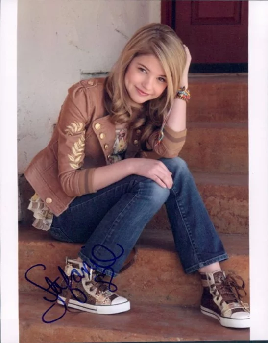 Stefanie Scott autograph