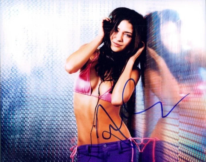 Jessica Szohr autograph