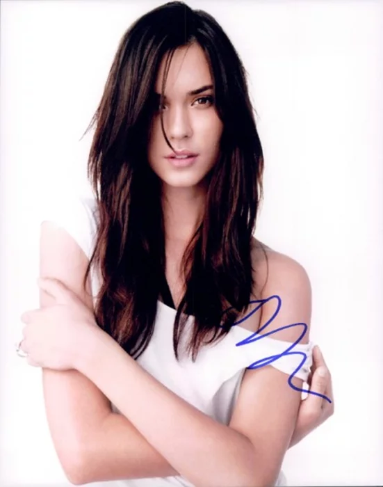 Odette Yustman autograph