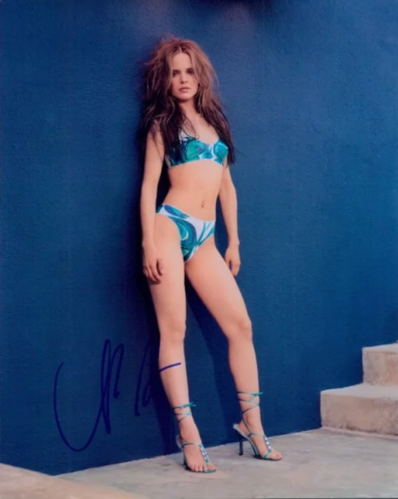 Mena Suvari autograph