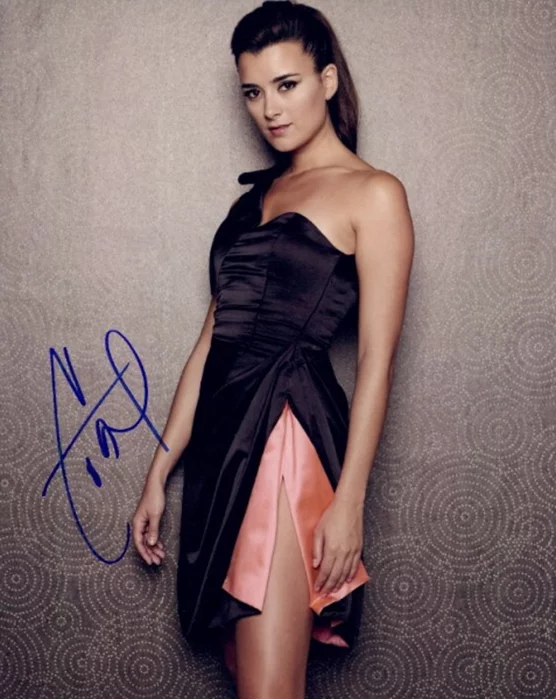 Cote de Pablo autograph