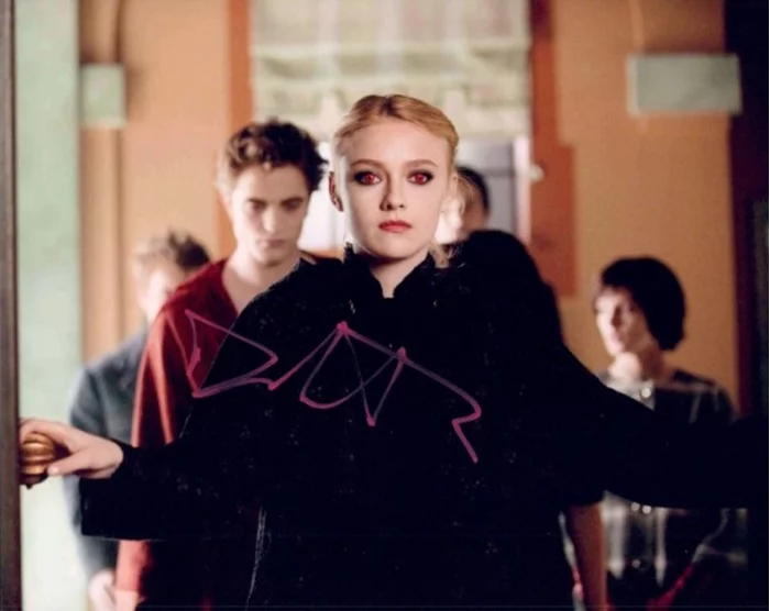 Dakota Fanning autograph