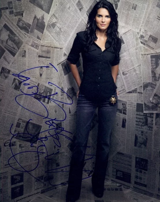 Angie Harmon autograph