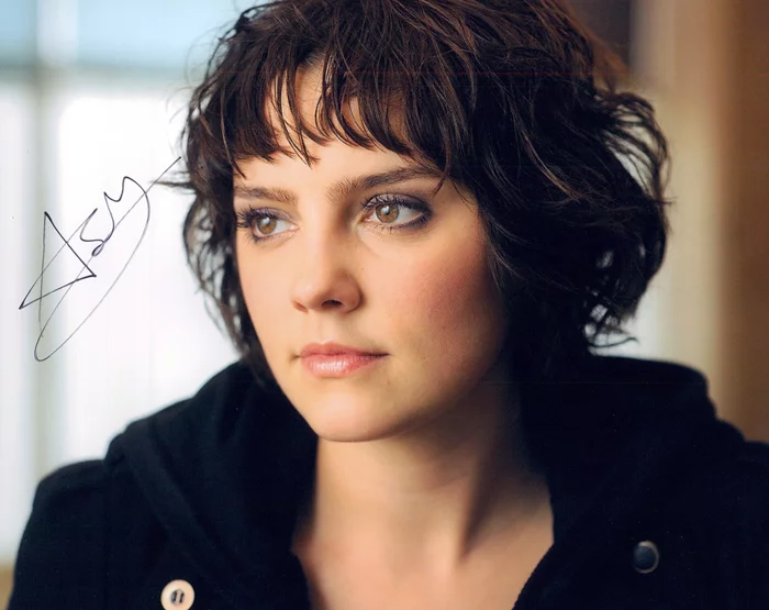 Annabel Scholey autograph