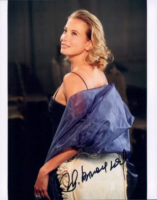 Yuliya Vysotskaya autograph