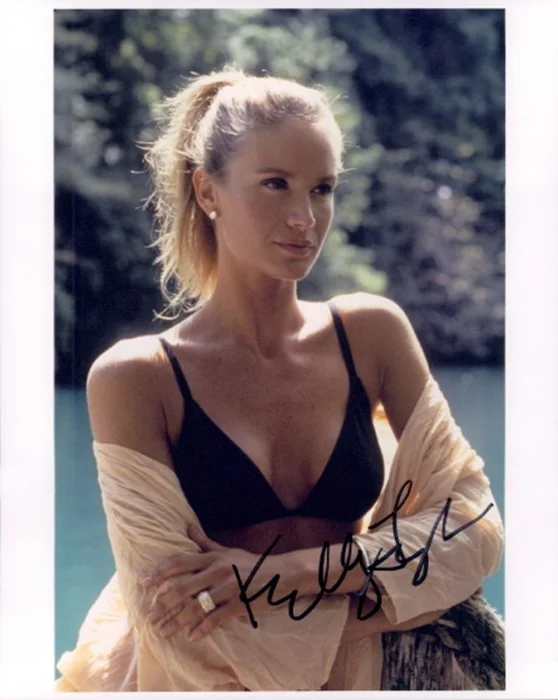 Kelly Lynch autograph