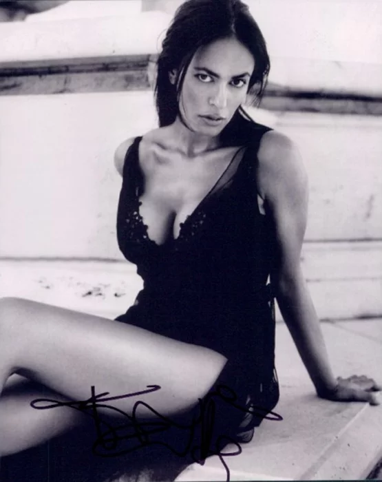 Maria Grazia Cucinotta autograph