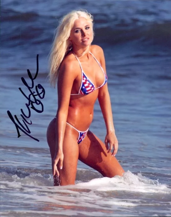 Karissa Shannon autograph
