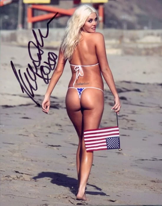 Karissa Shannon autograph